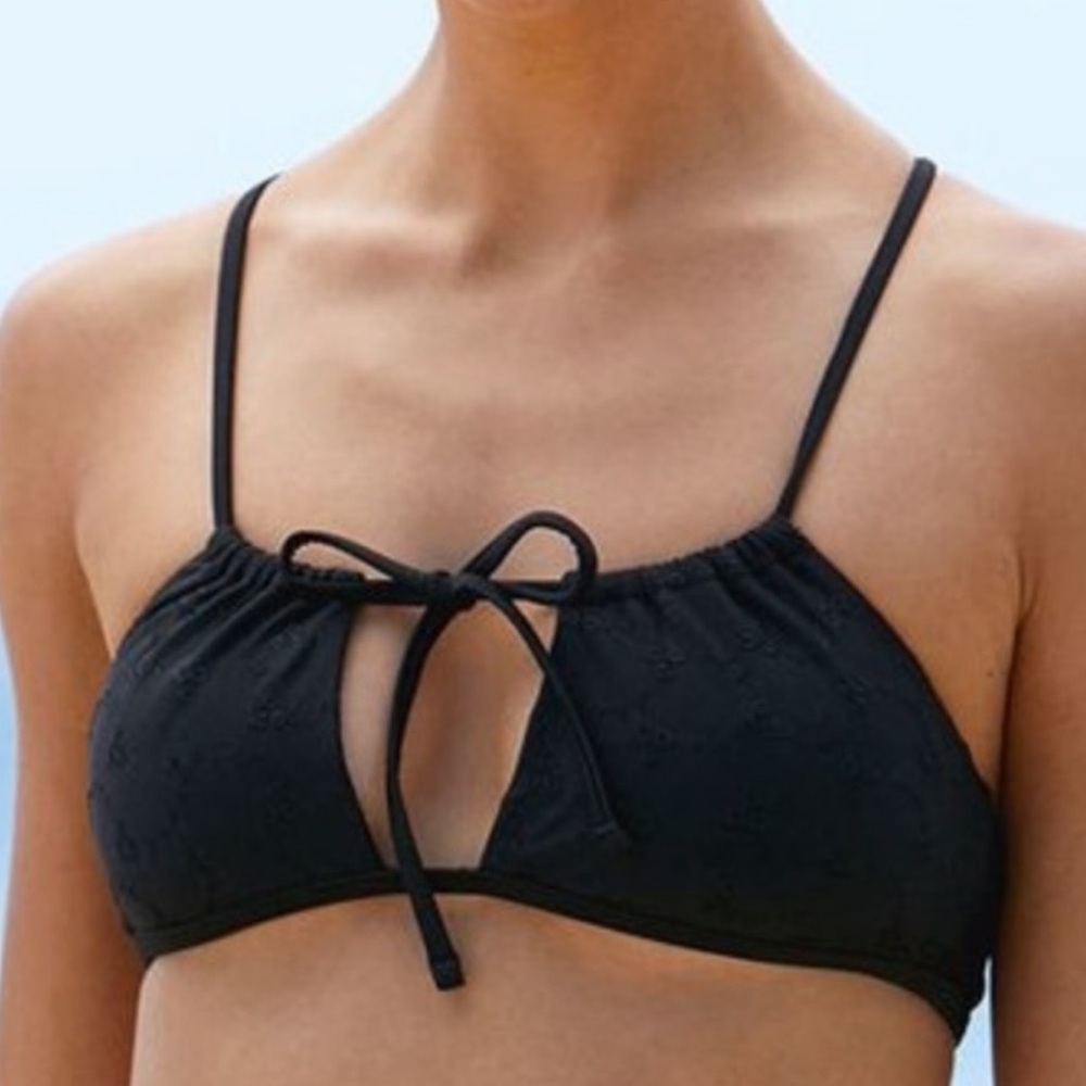 ✌🏻🖤 La hearts black cut out bikini top 🖤✌🏻 - Picture 2 of 7